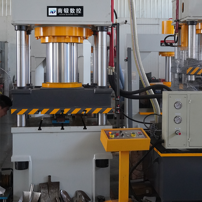 315噸四柱油壓機(jī) 金屬成型油壓機(jī) 鐵叉鐵锨成型壓力機(jī)