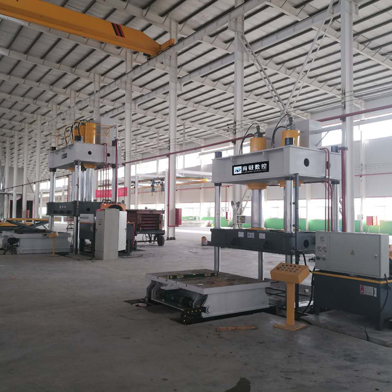 800噸三缸三梁四柱帶移動工作臺帶液壓墊液壓機(jī)壓汽車配件液壓機(jī)